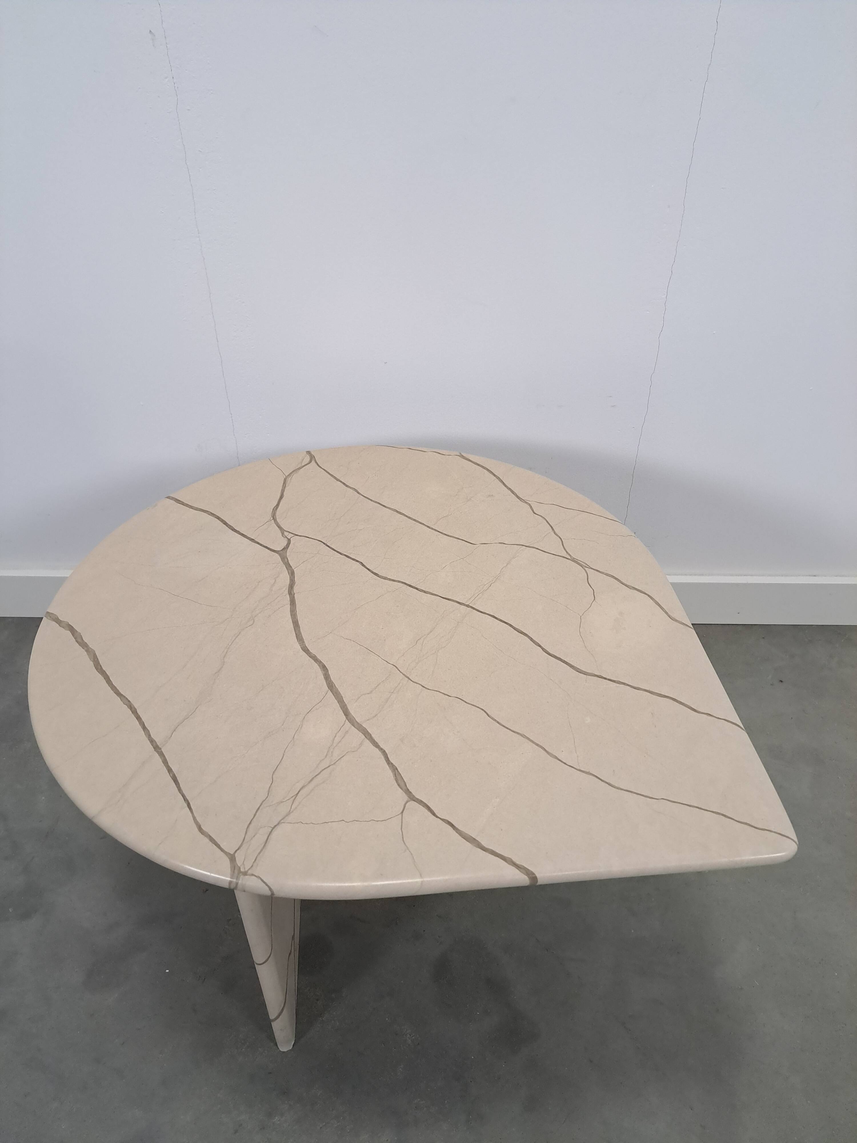 Marmeren druppelvormige tafel