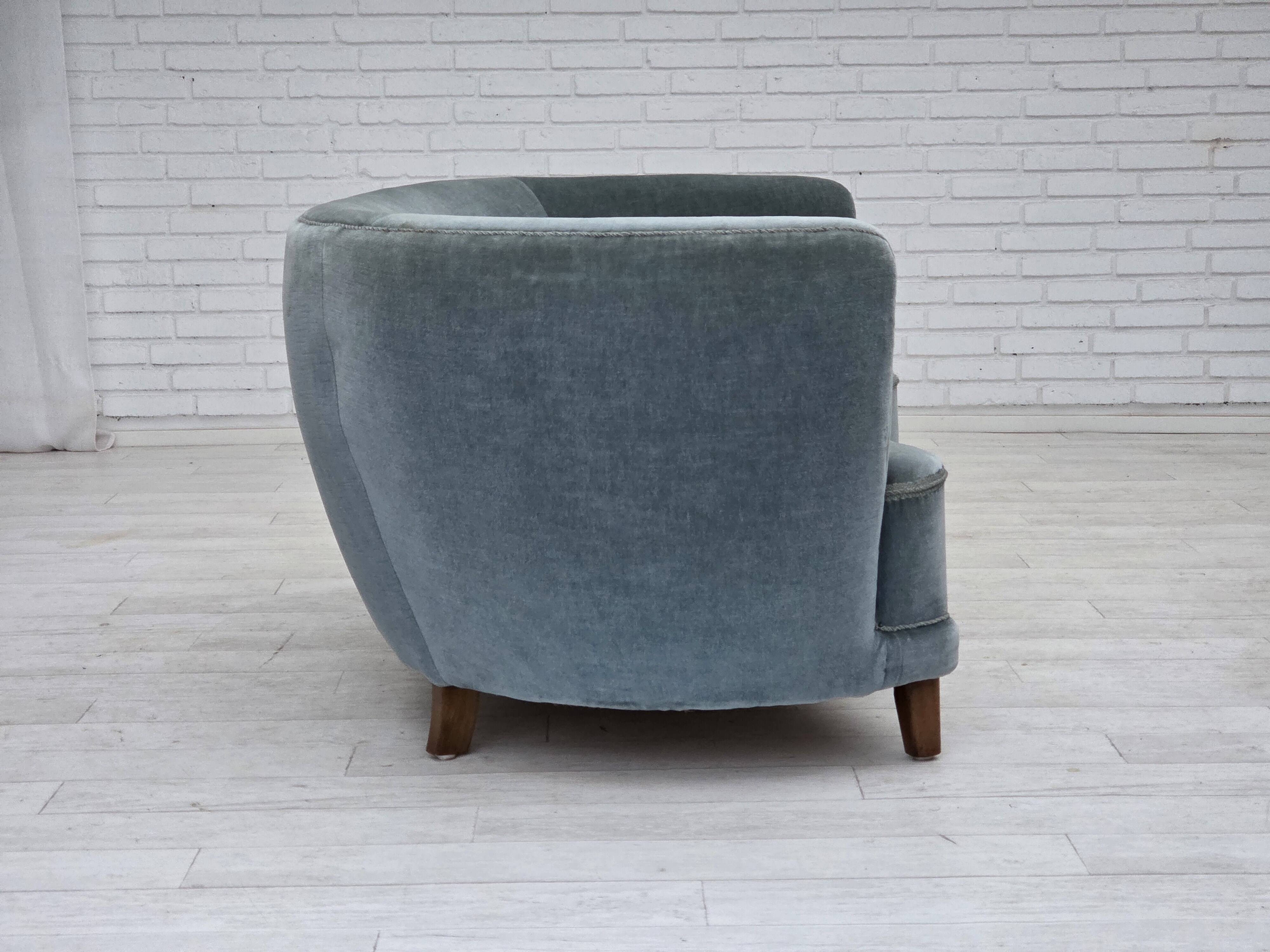 Canapé 2 places incurvé danois des années 1970, revêtement en velours bleu.