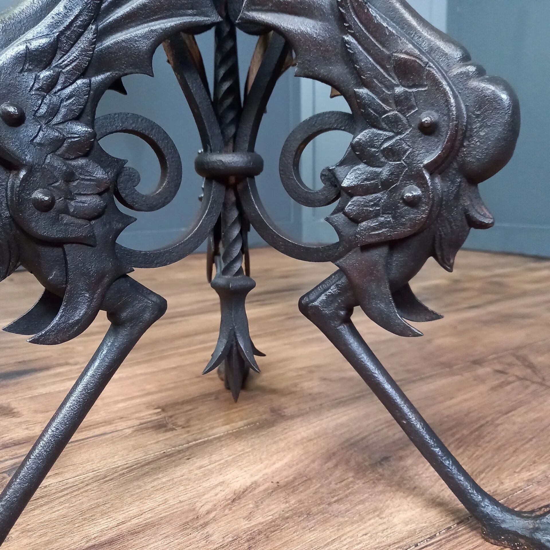 Table en fer forgé avec plateau en marbre