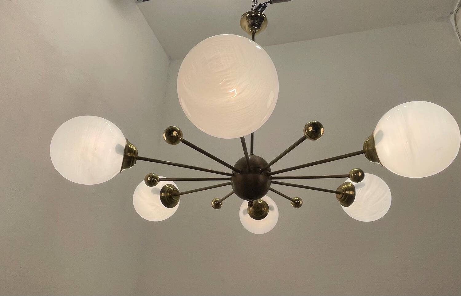 Lustre en laiton et verre opalin spoutnik