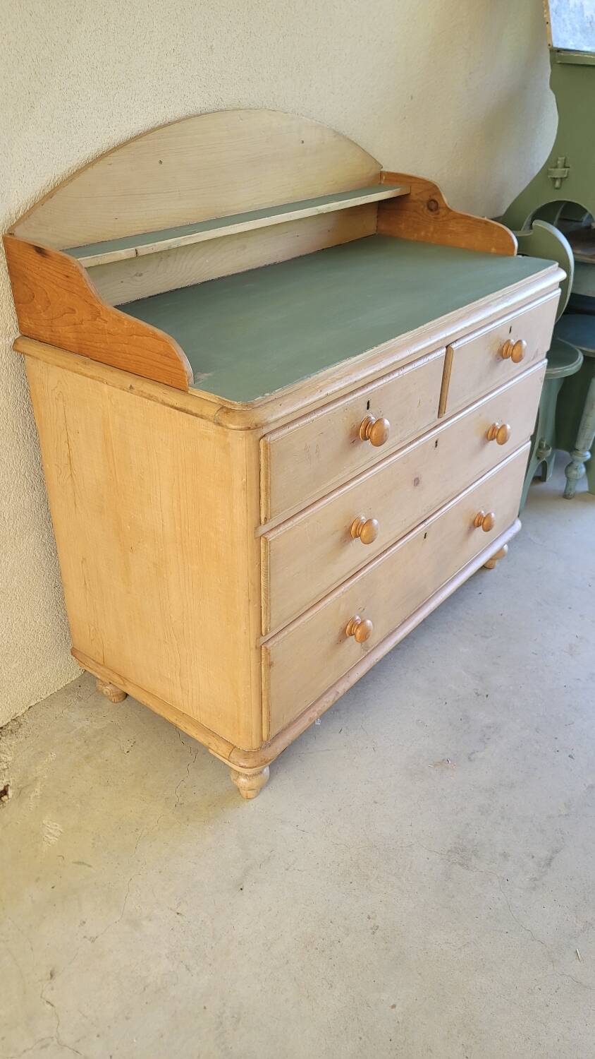 Old Pichpin chest of drawers