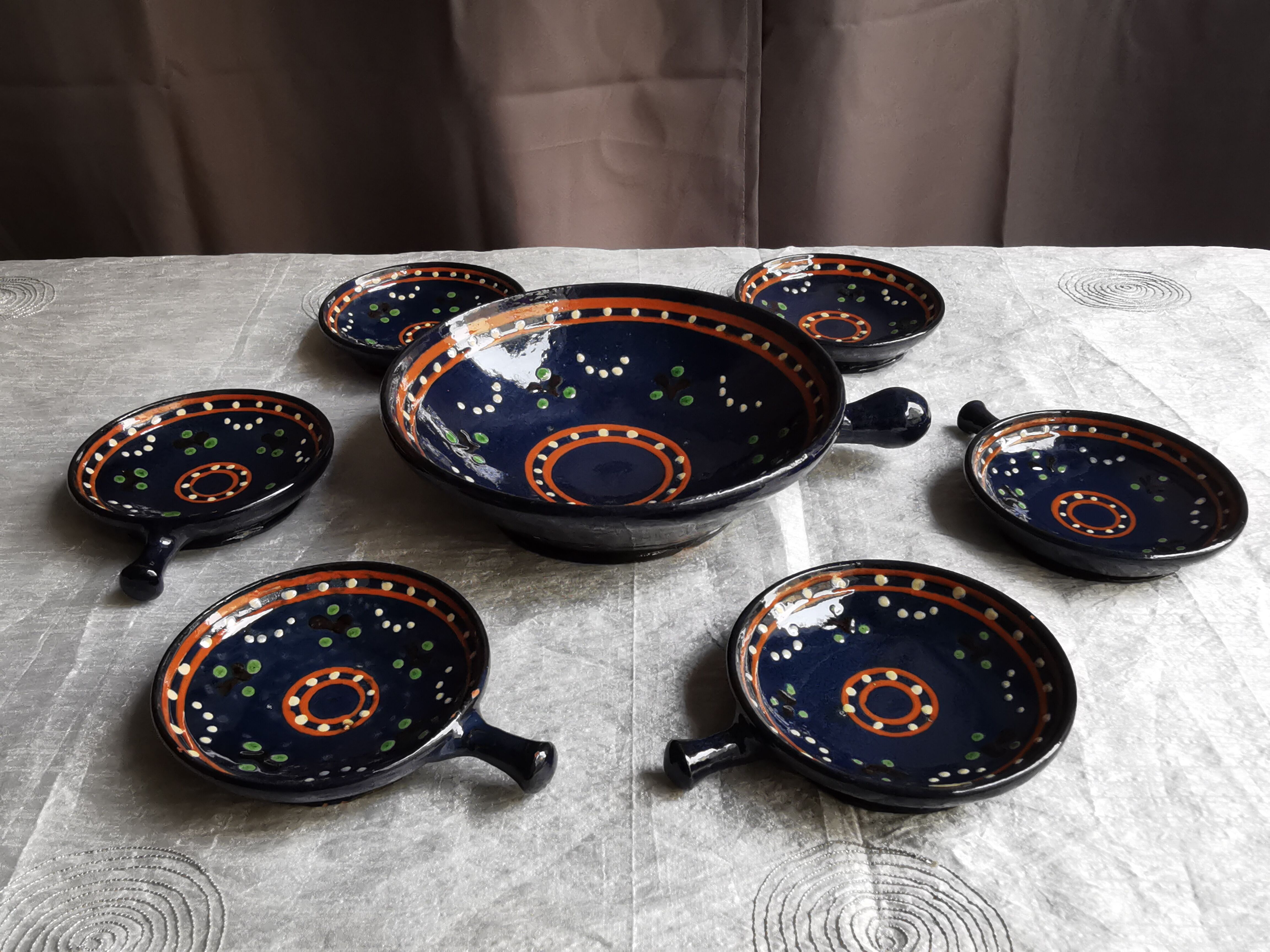 Vintage poelon and 6 cups