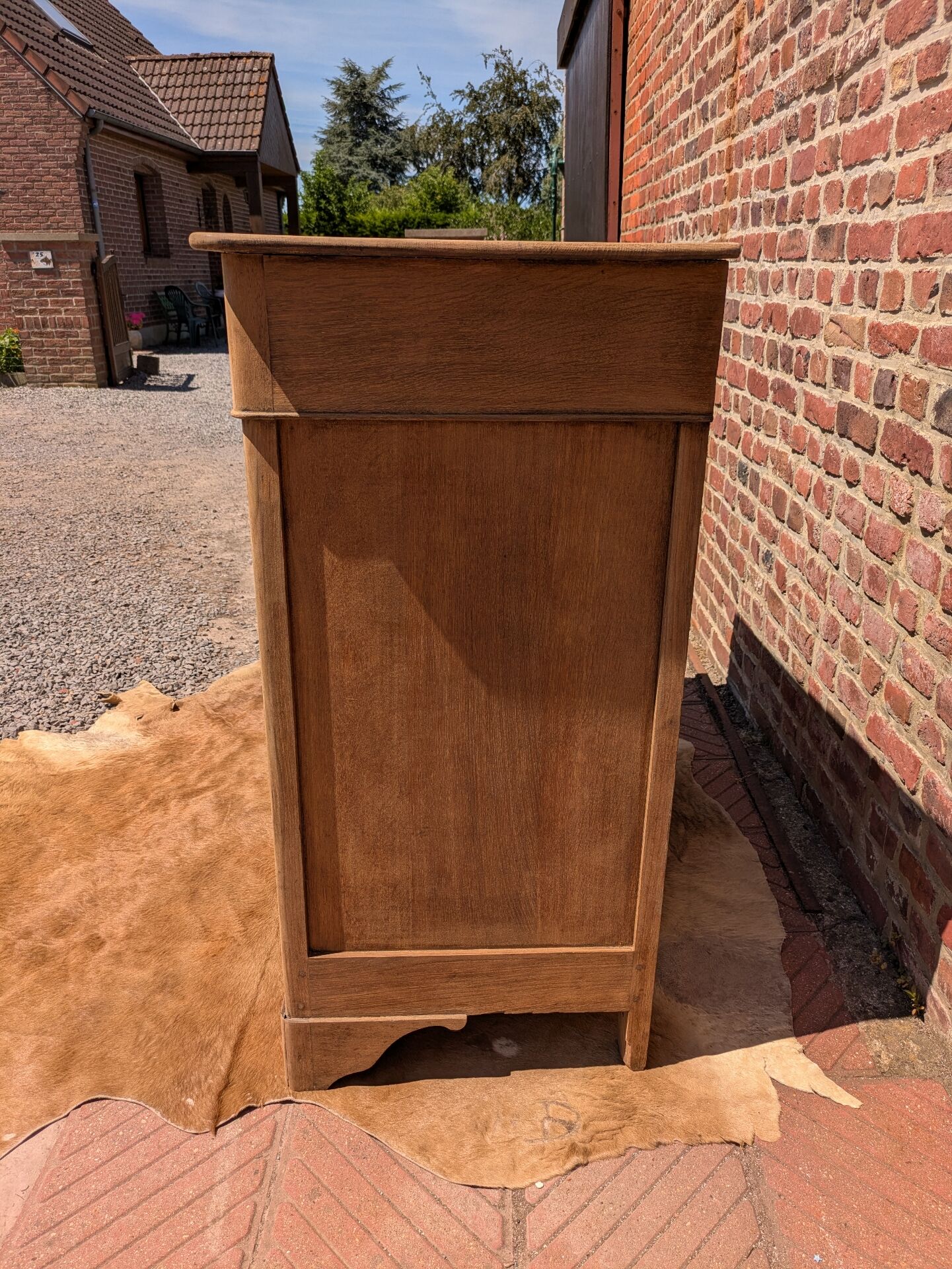 Oak chest of drawers