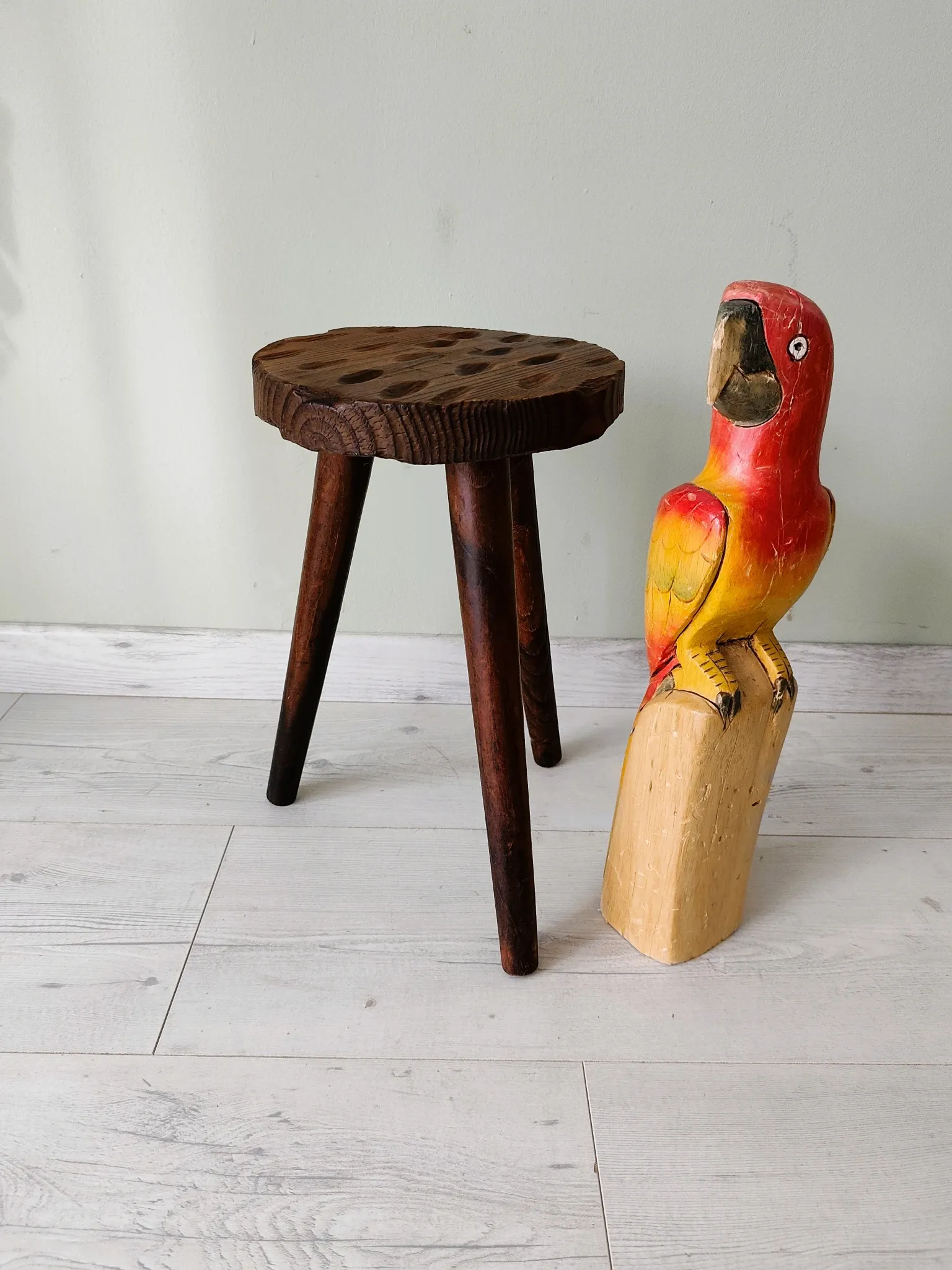 Tabouret tripode en bois patiné