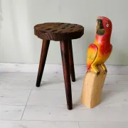 Tabouret tripode en bois patiné