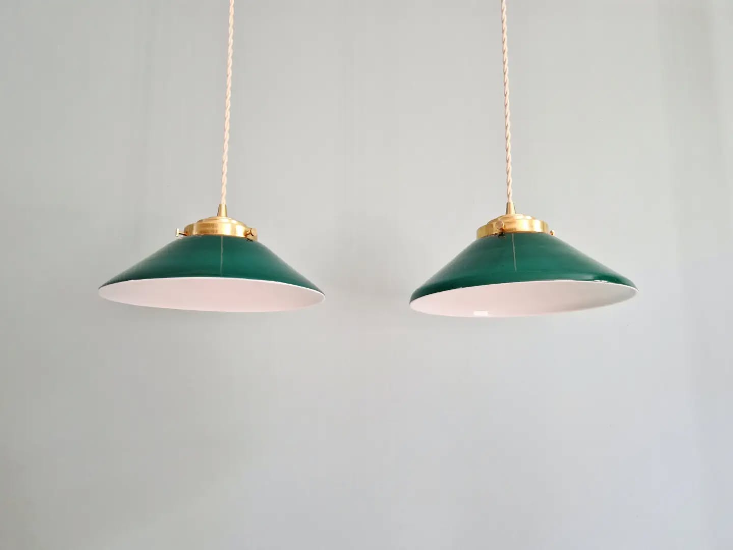 Duo de suspensions coniques en opaline verte, style Art Déco