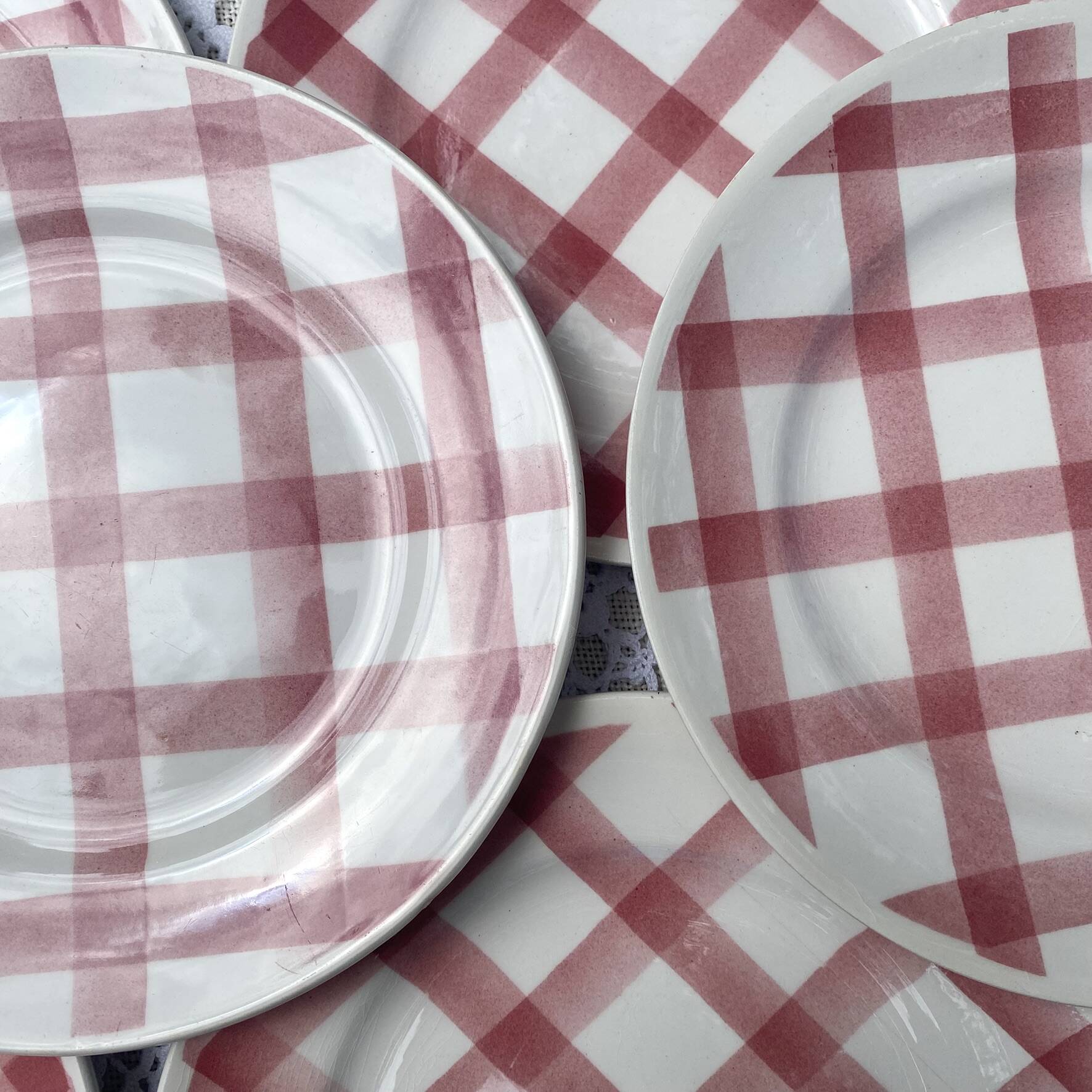 Moulin des Loups plates, "Torchon" checkered pink pattern, 1950s-60s.