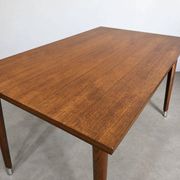 Table à manger de style mid-century moderne