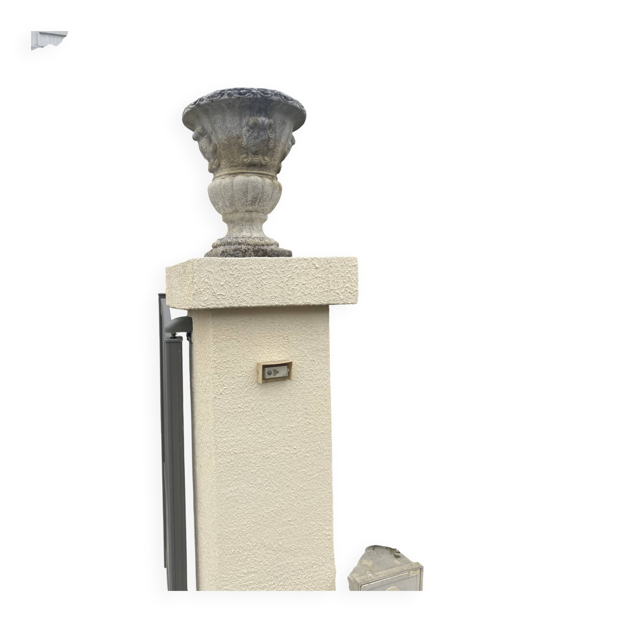 Pair of garden vases in reconstituted stone, Médicis shape, patinated.