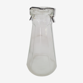 Glass jar with fastener