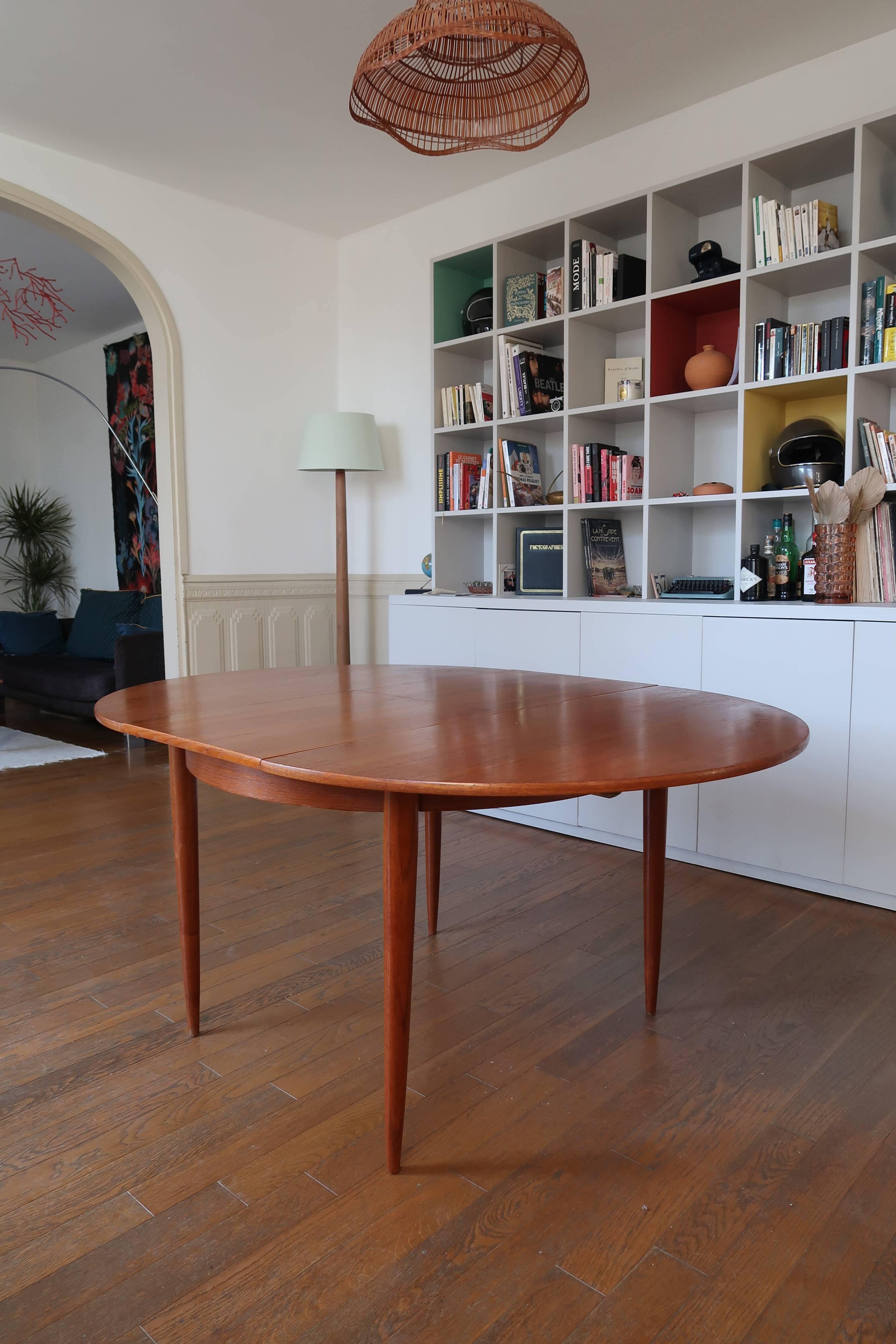 Expandable Scandinavian roundtable