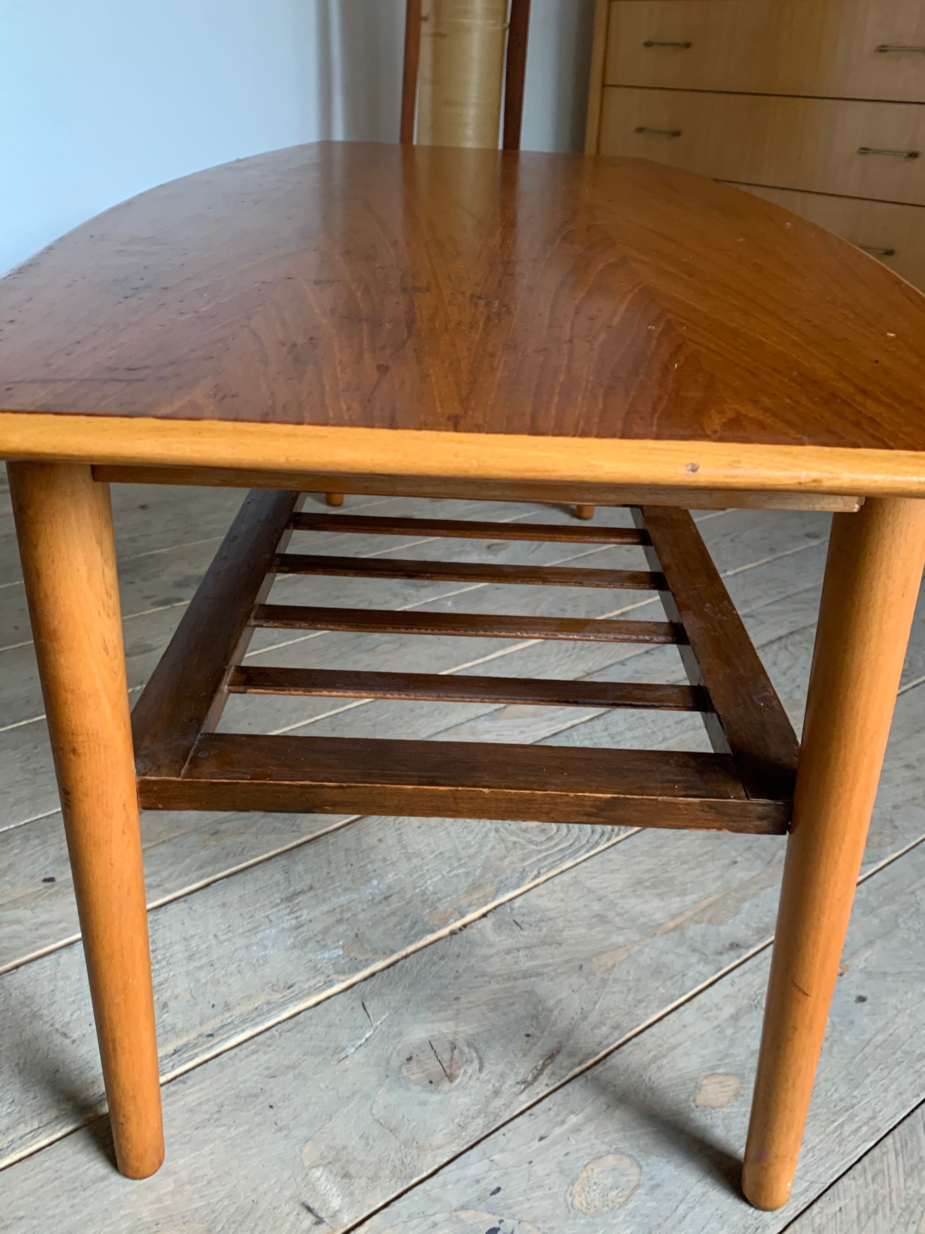 Table basse teck avec porte-revue style scandinave vintage