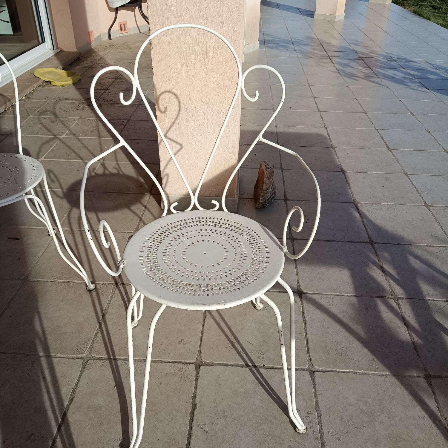 D'époque 4 chaises et 2 fauteuils blancs fer forgé