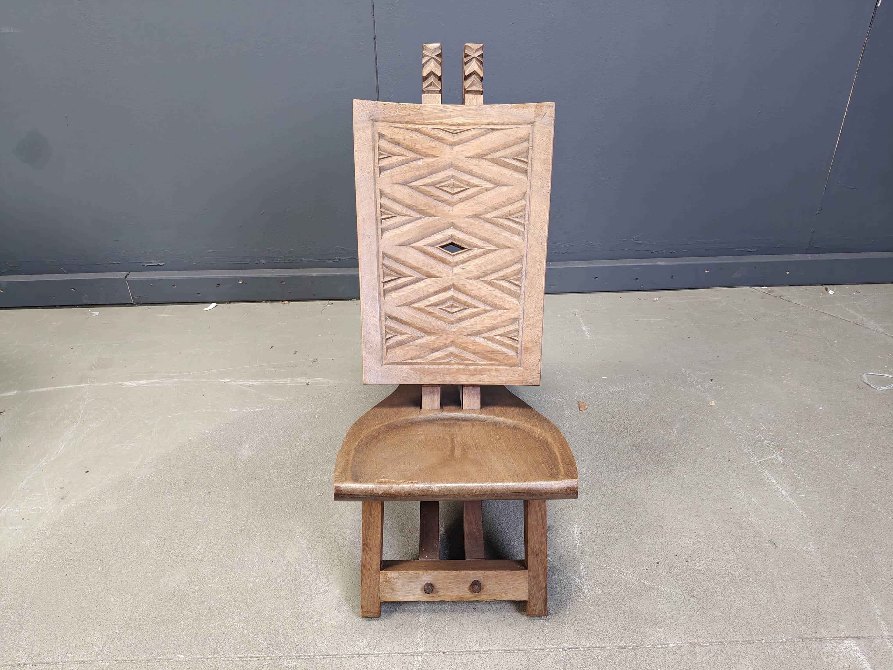 Fauteuil de chef cérémoniel africain avec table, en bois sculpté à la main, années 1960