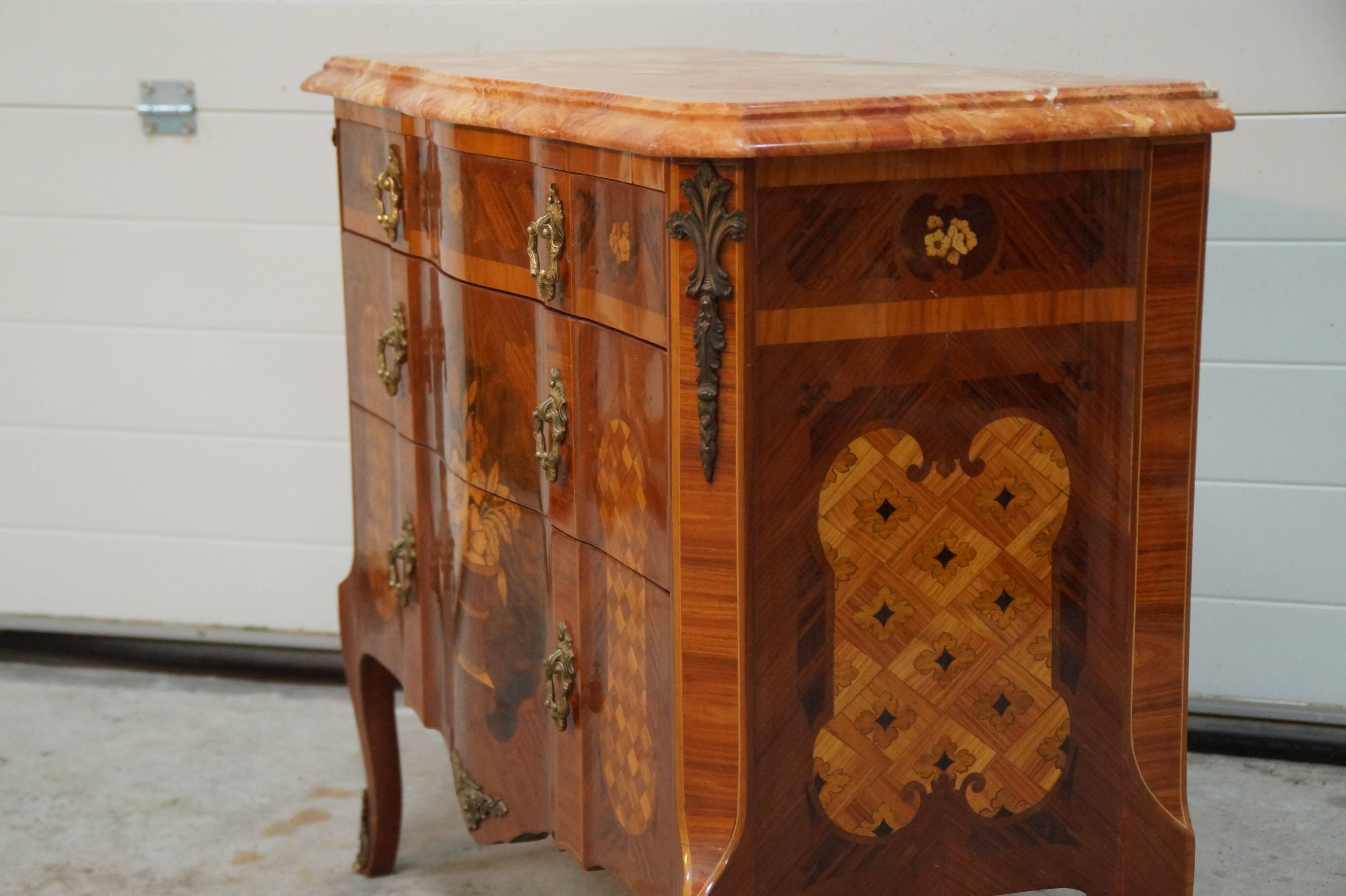 Commode marquetée