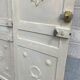 Paire de portes identiques avec moulure bois