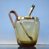 Seau à glace en verre ambré craquelé du milieu du siècle WMF avec poignée en rotin