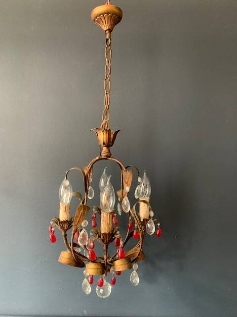 Antique chandelier in gilded sheet metal and red and white crystal pendants, 1900