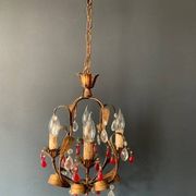 Antique chandelier in gilded sheet metal and red and white crystal pendants, 1900