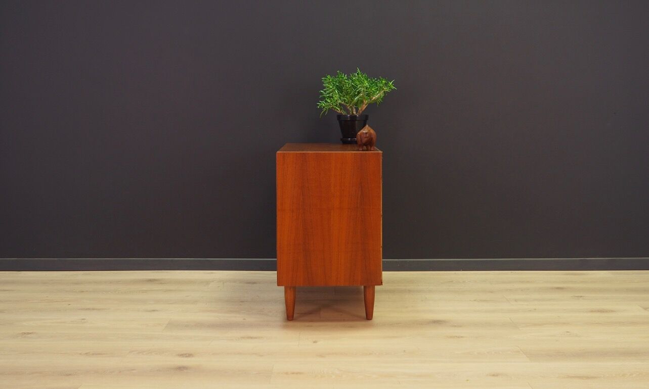 Classic chest of drawers