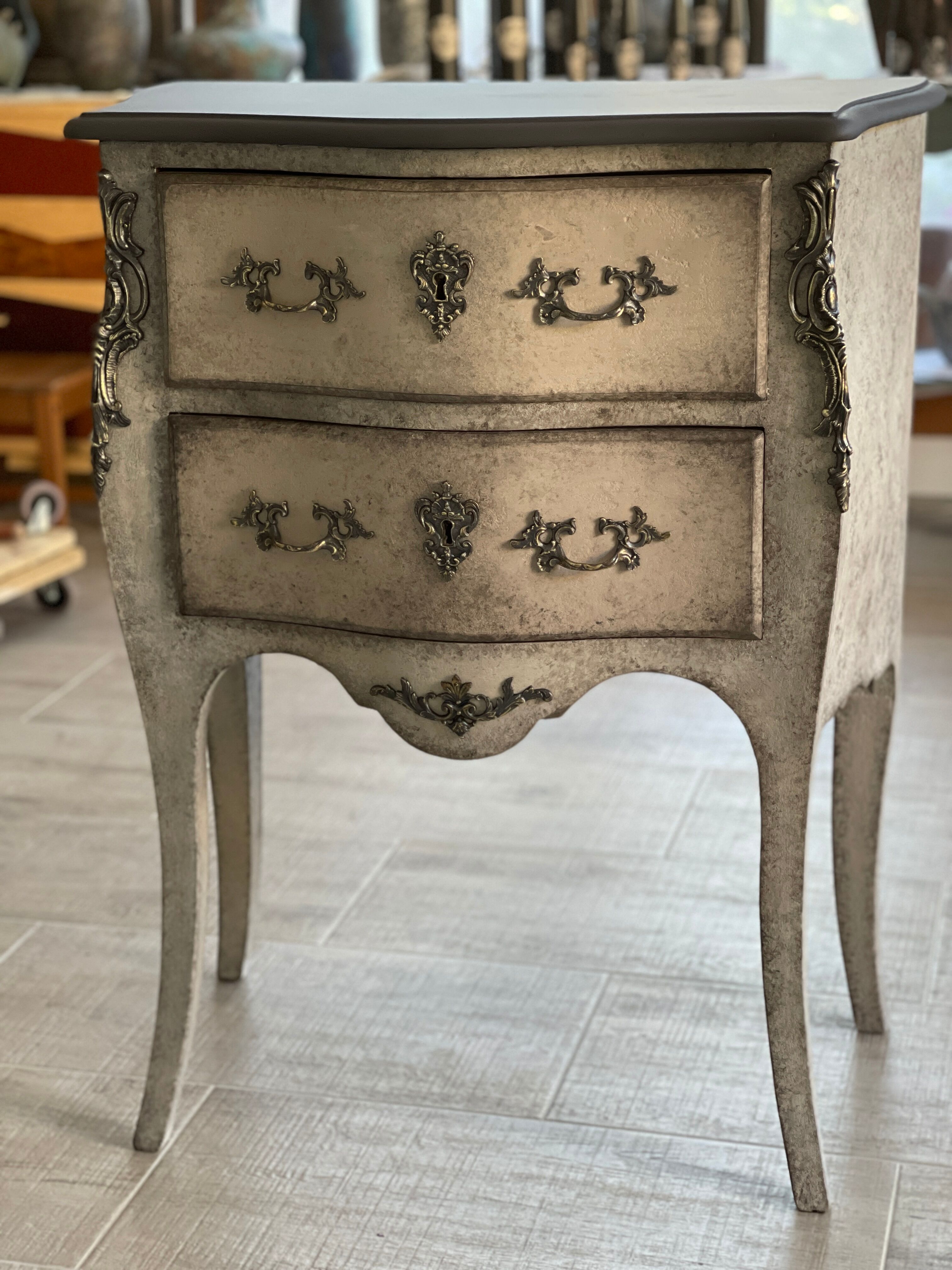 Curved chest of drawers style