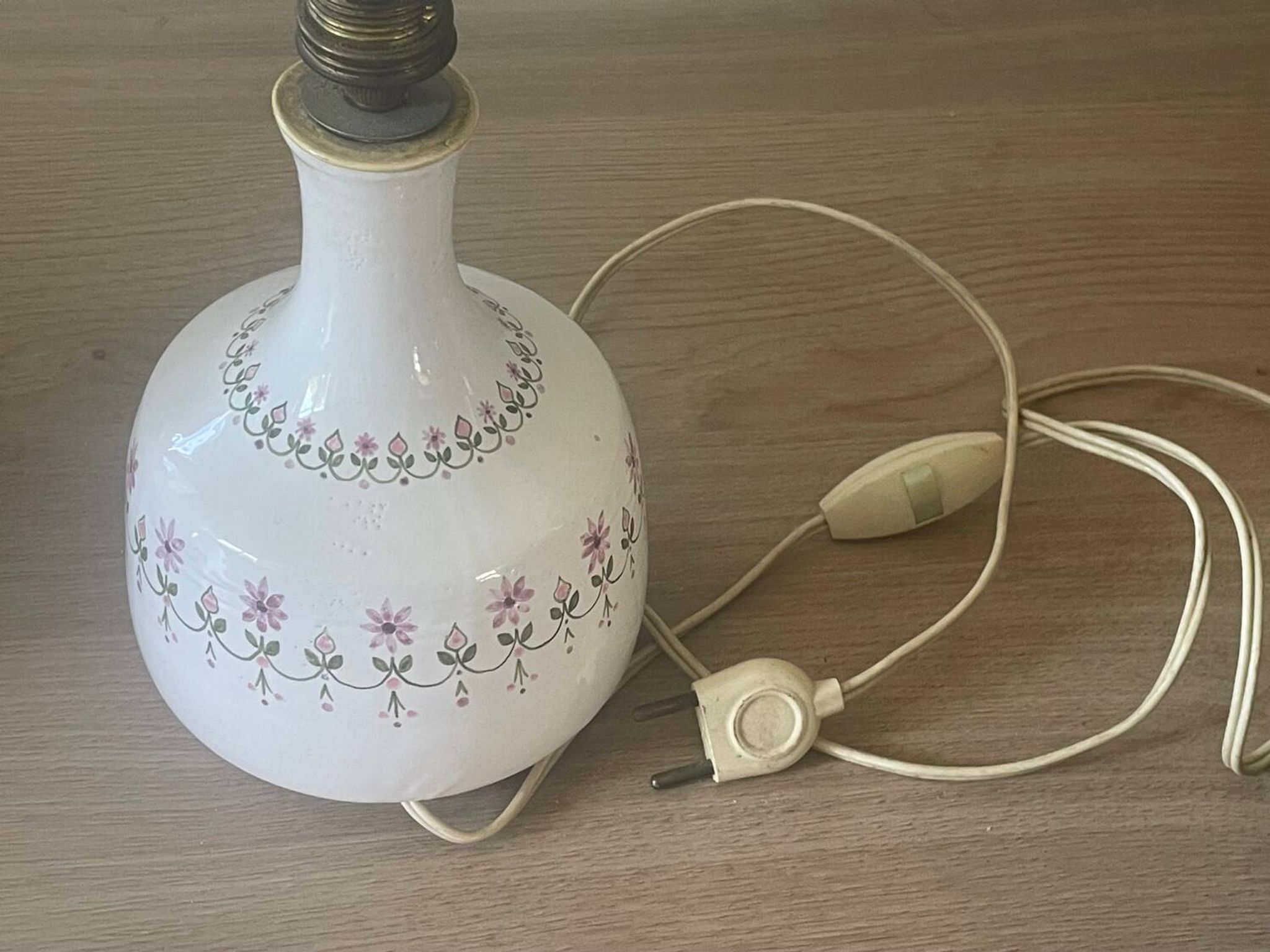 Pied de lampe en céramique artisanale décor fleuri