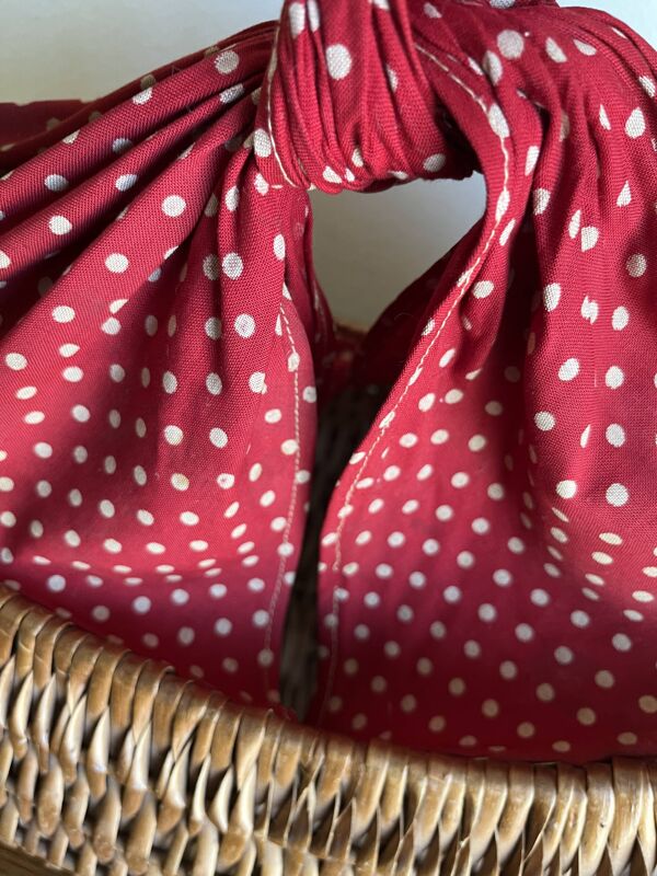 Panier gondole en osier 1960 doublé de coton a pois rouges