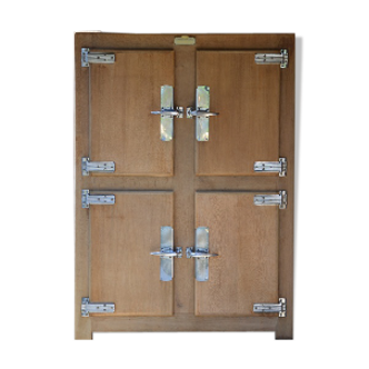 Cooler wooden old bistro