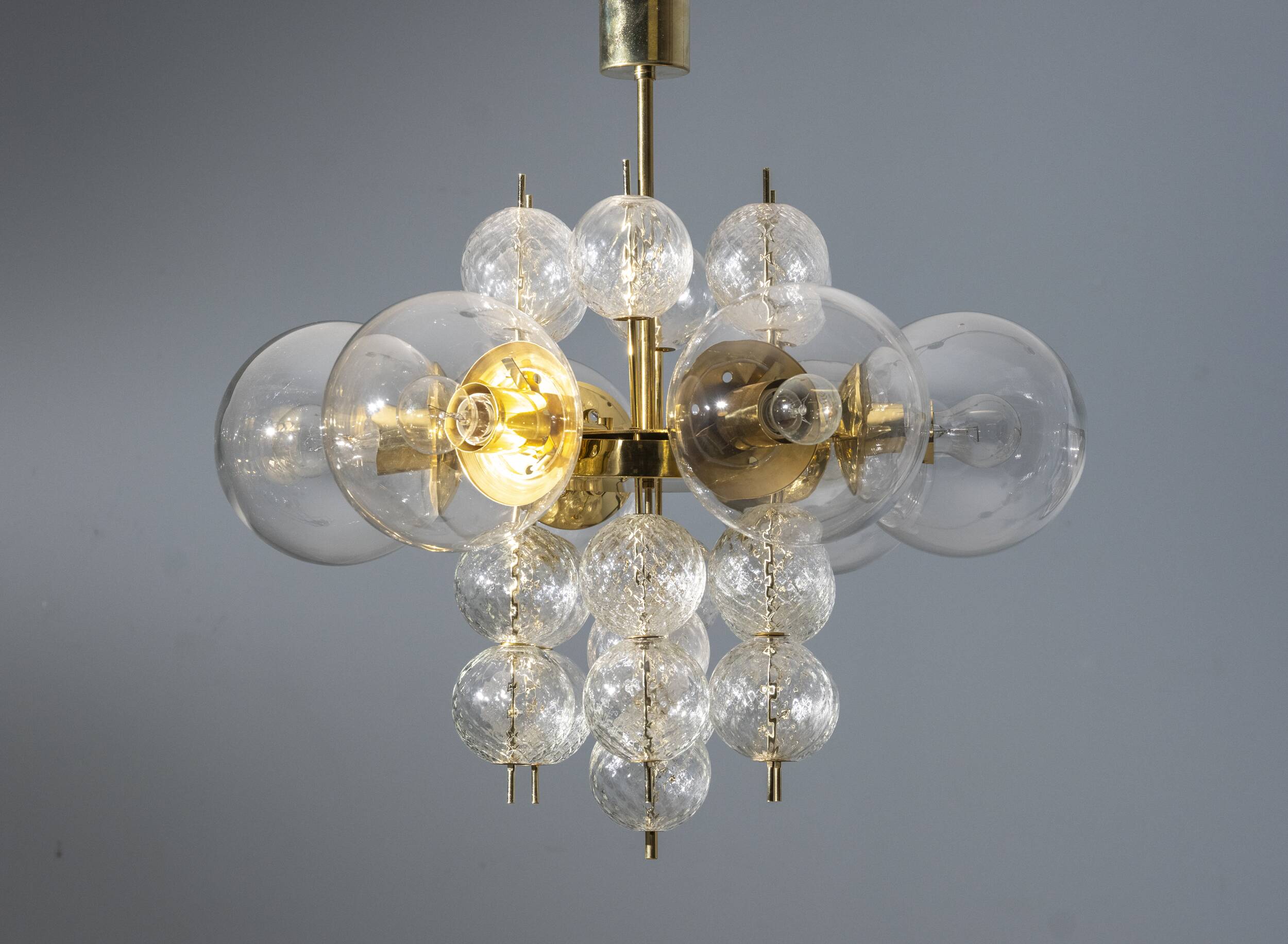 Lustre en laiton et verre du milieu du siècle, Europe, années 1960
