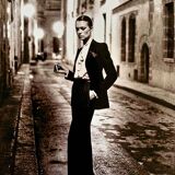 “Elegance, mystery and audacity: the timeless icon of fashion.”