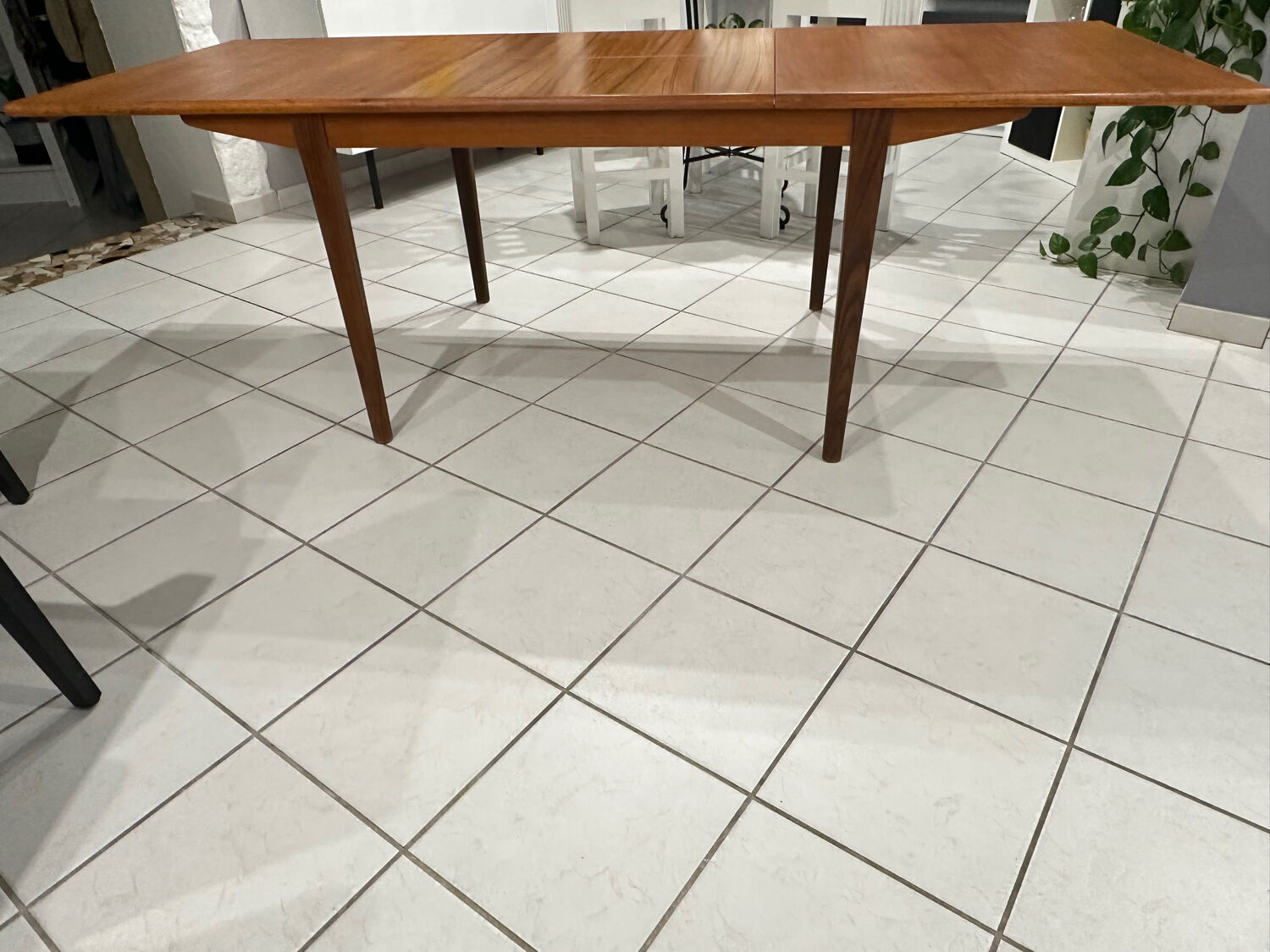 Large extendable Scandinavian table in vintage teak from the 1970s.