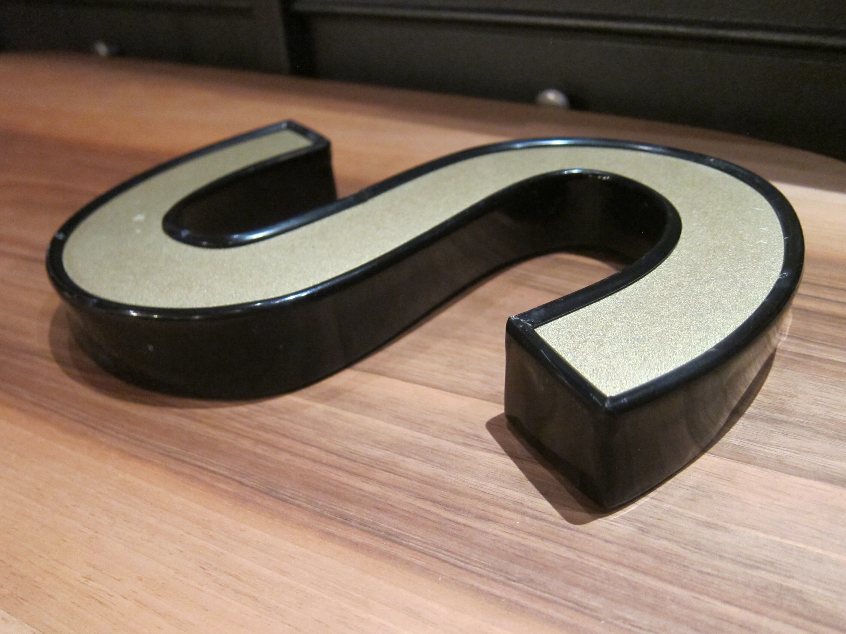 Teaches letter S vintage gold outlined in black format 15 x 21 cm