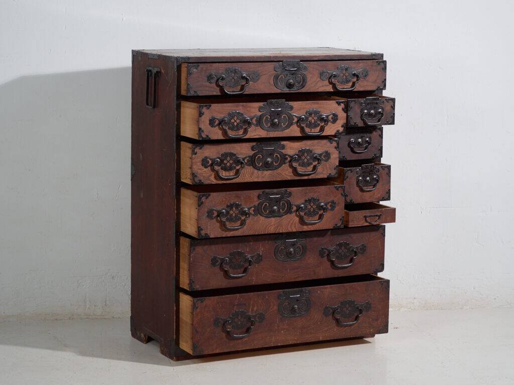 Ancient Japanese tansu of the choba-tansu type – Meiji/Taishō period (circa 1880-1920)