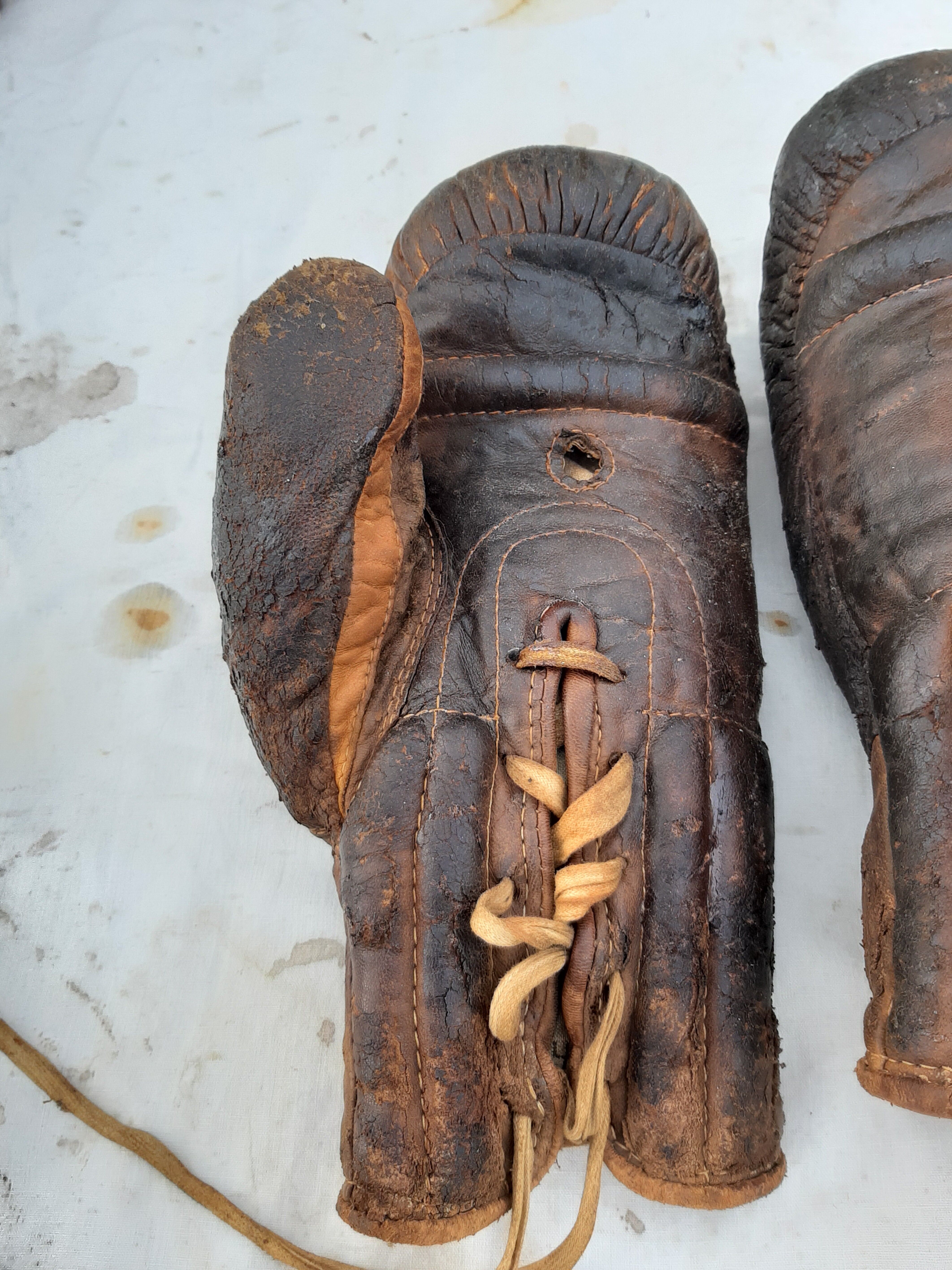 Pair of leather boxing gloves years 40