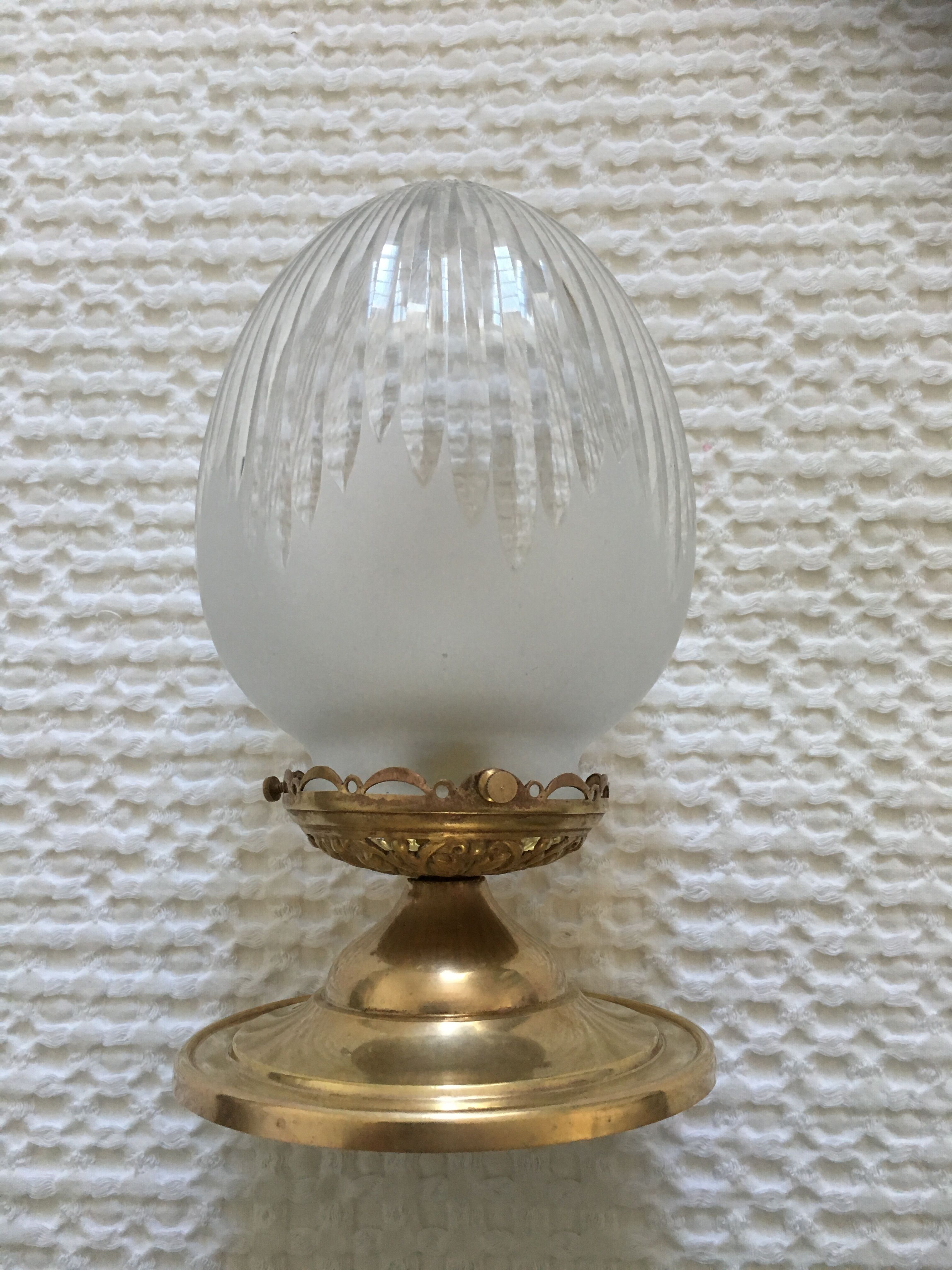 Plafonnier en forme d’obus en verre ciselé