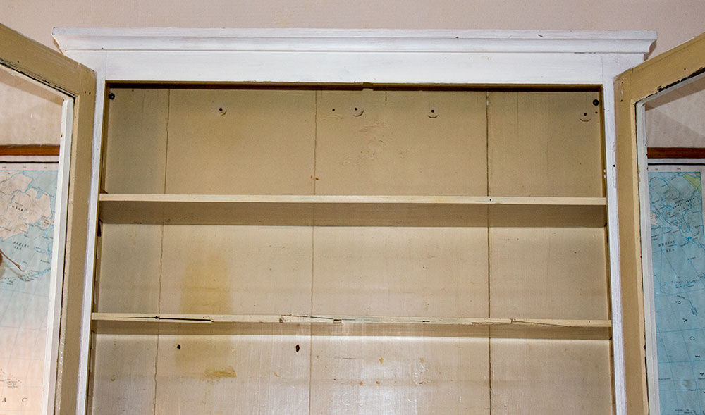 Old white patina showcase