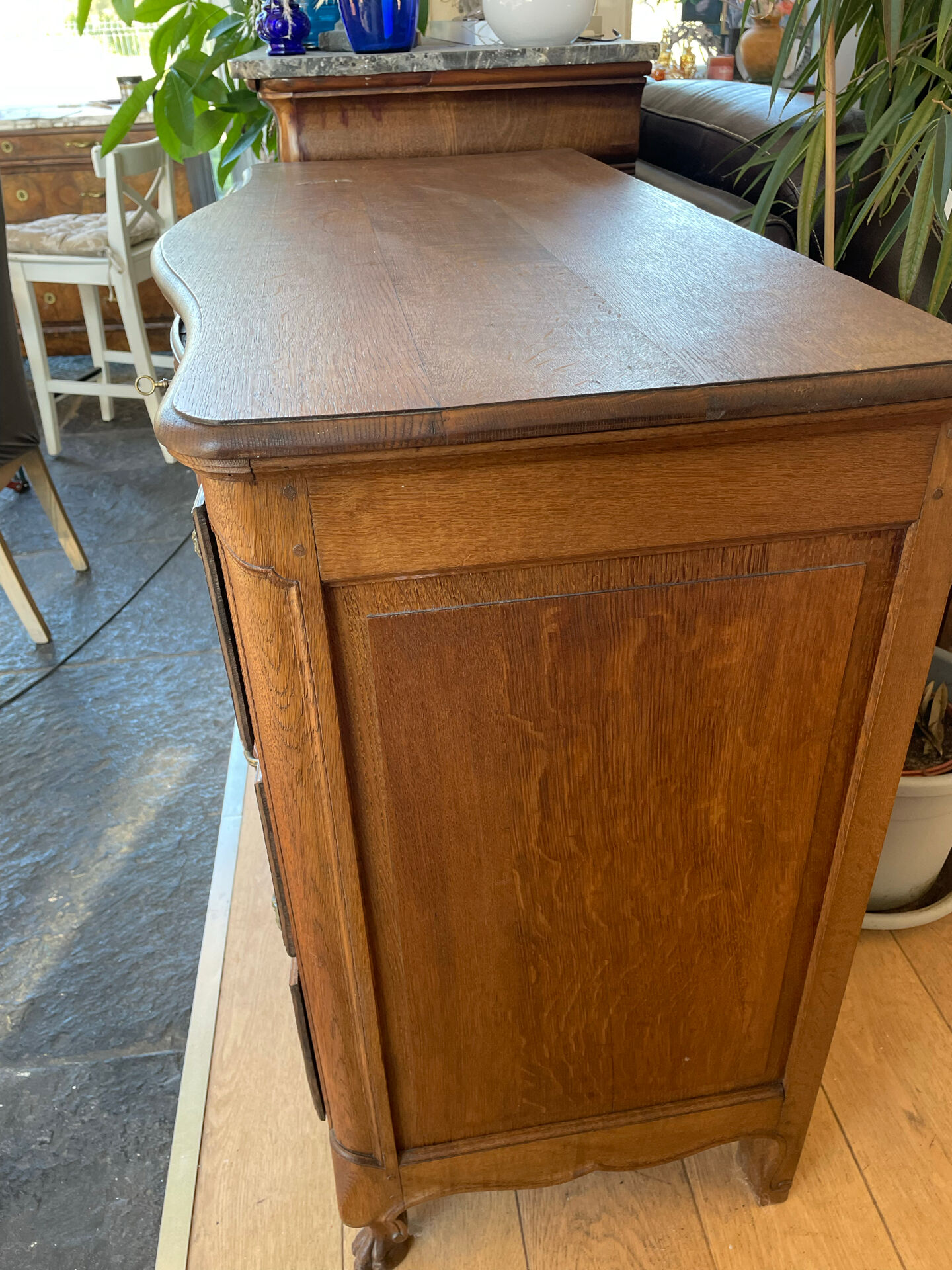 Curved chest of drawers