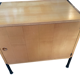 Meuble d'appoint en frêne et métal laqué