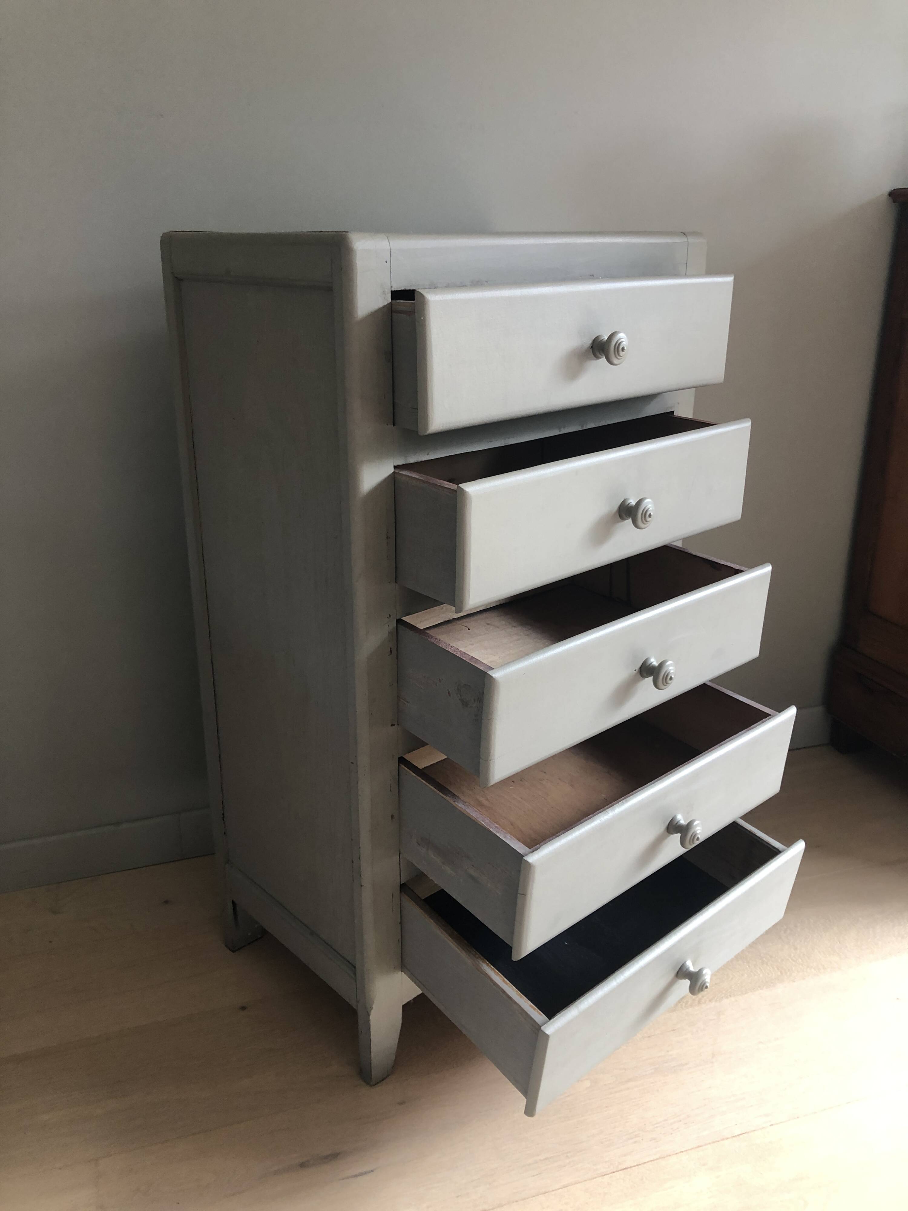 Vintage chest of drawers in painted wood