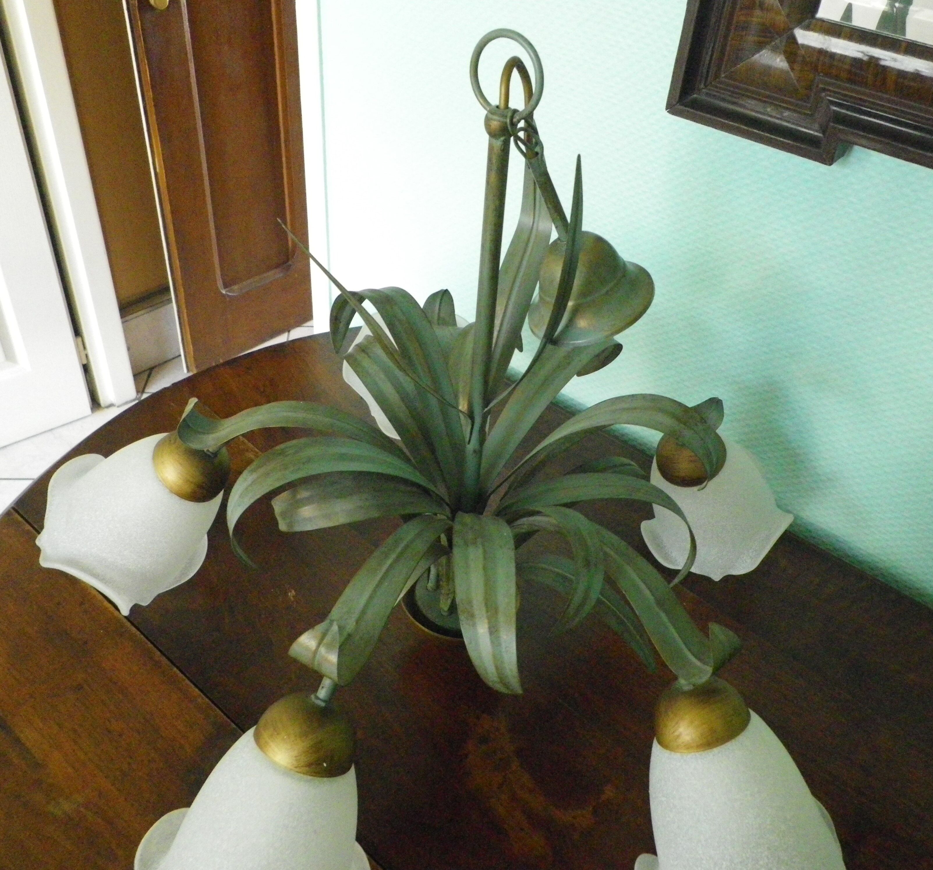 Chandelier of 5 corollas in white granite glass, central decoration with foliage 70s /80s