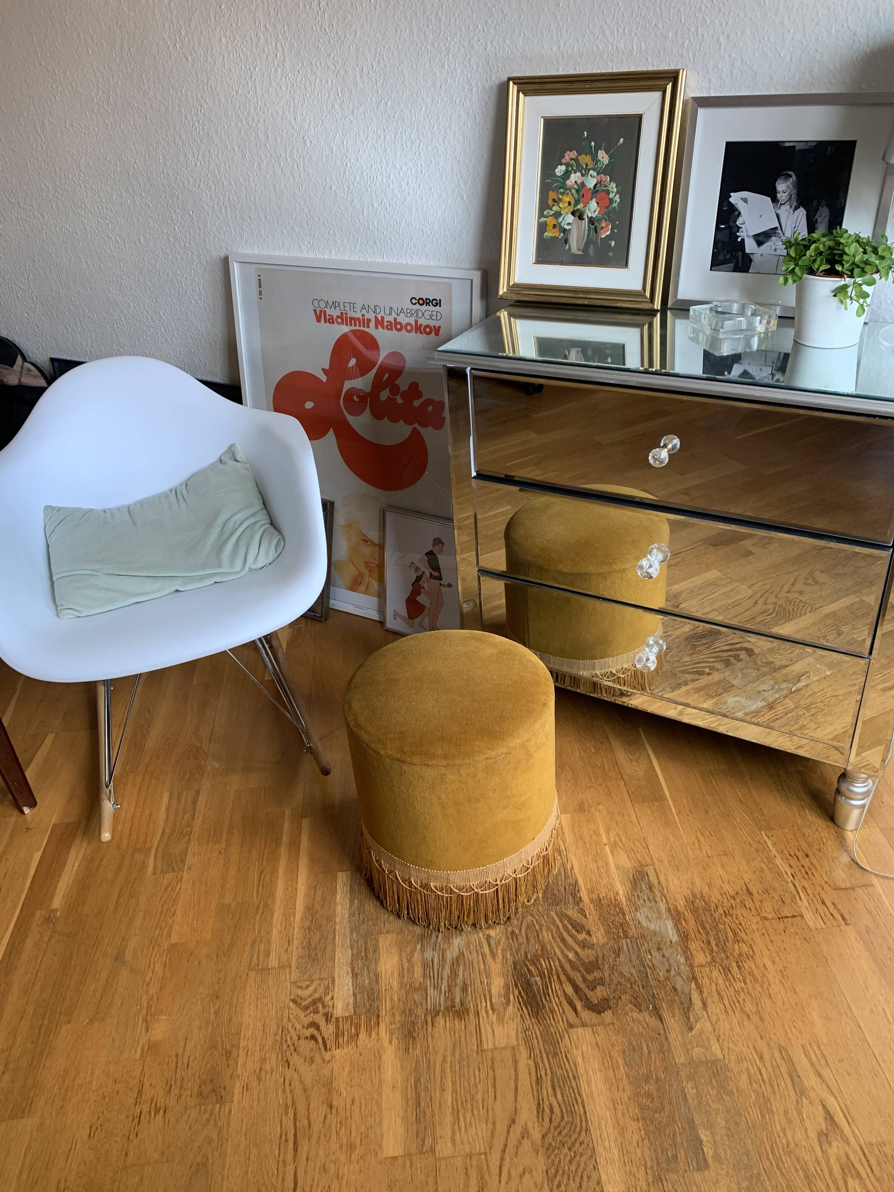 Pouf velours couleur or