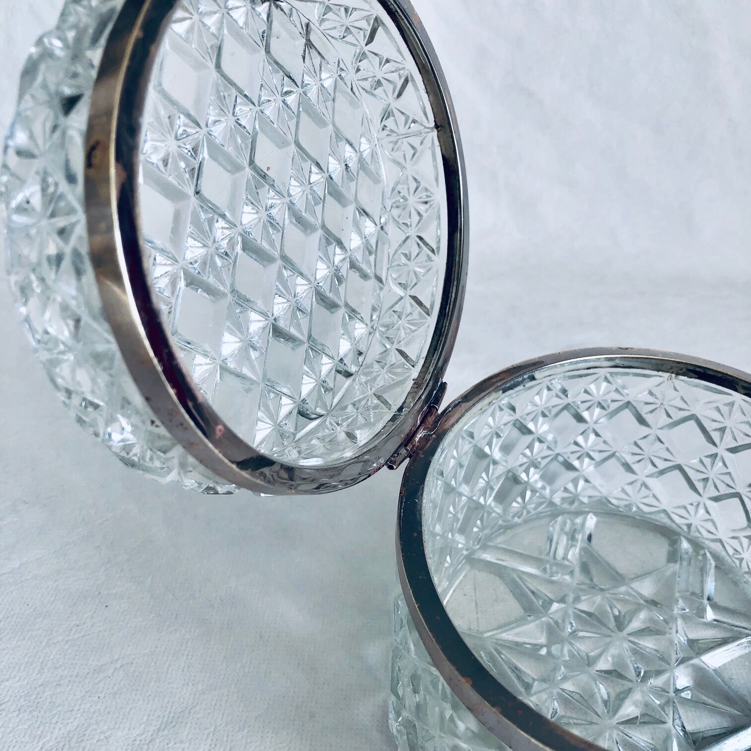 Boite à bijoux en verre taillé et laiton argenté