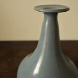Soliflore artisanal en céramique bleue signée JS