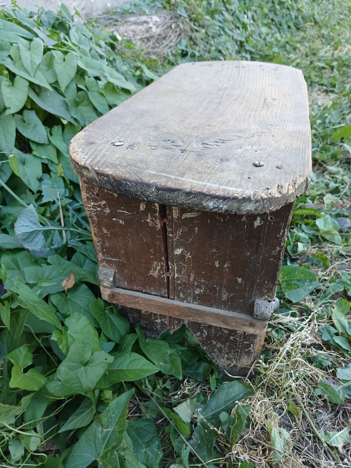 Petit tabouret en bois très ancien 