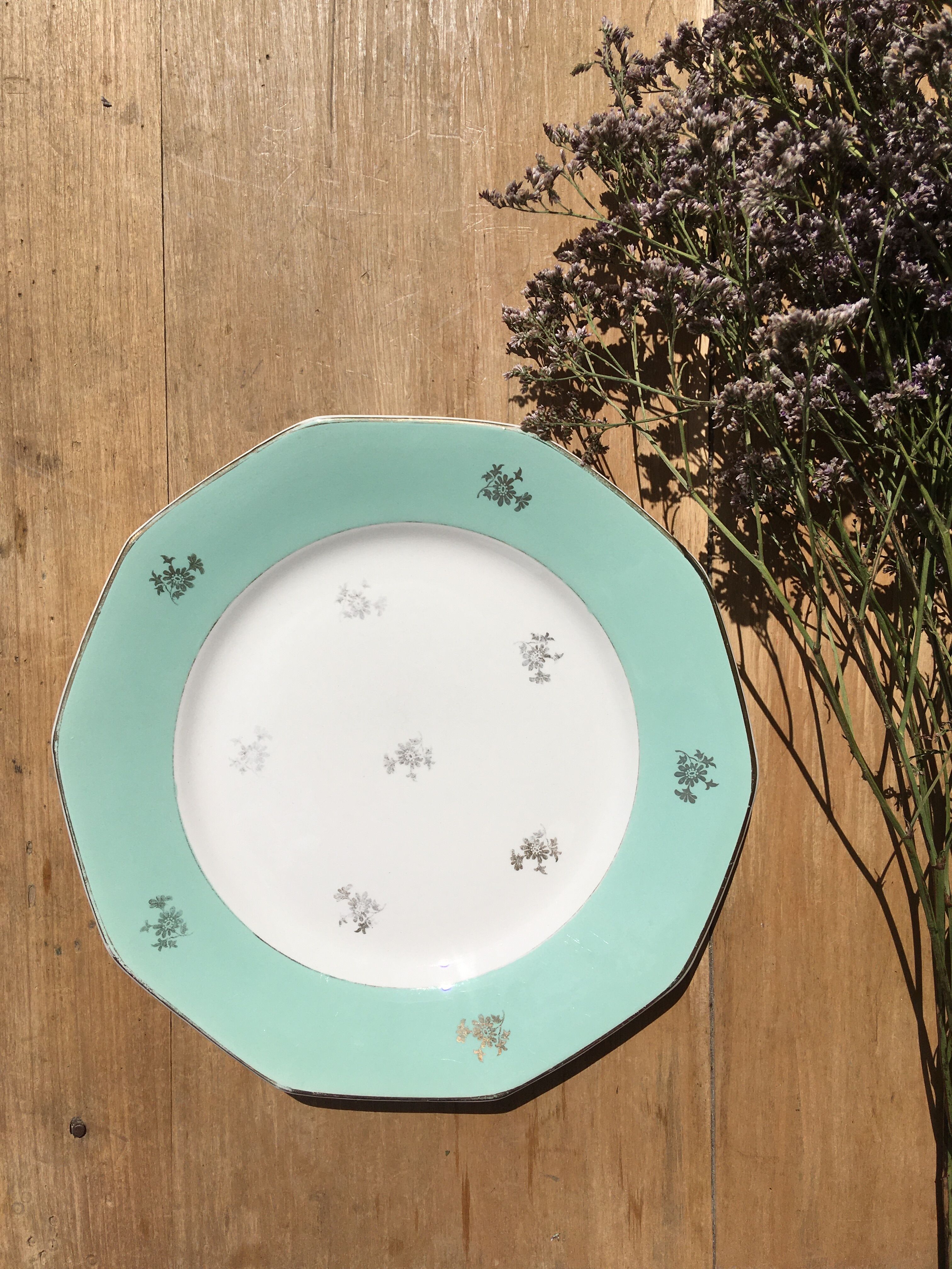 6 flat mint plates and golden flowers
