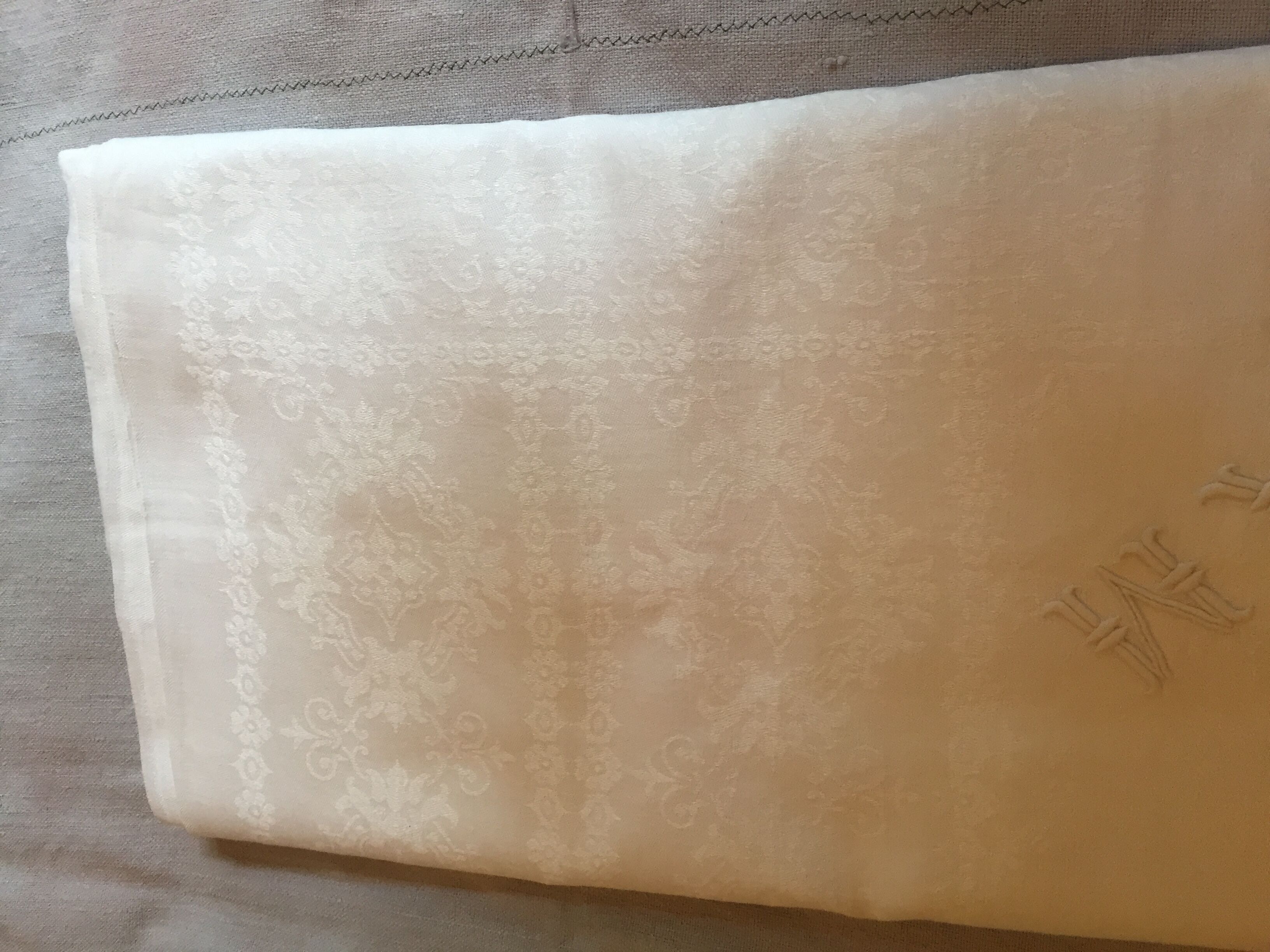 Nappe en damassée monogrammé AM