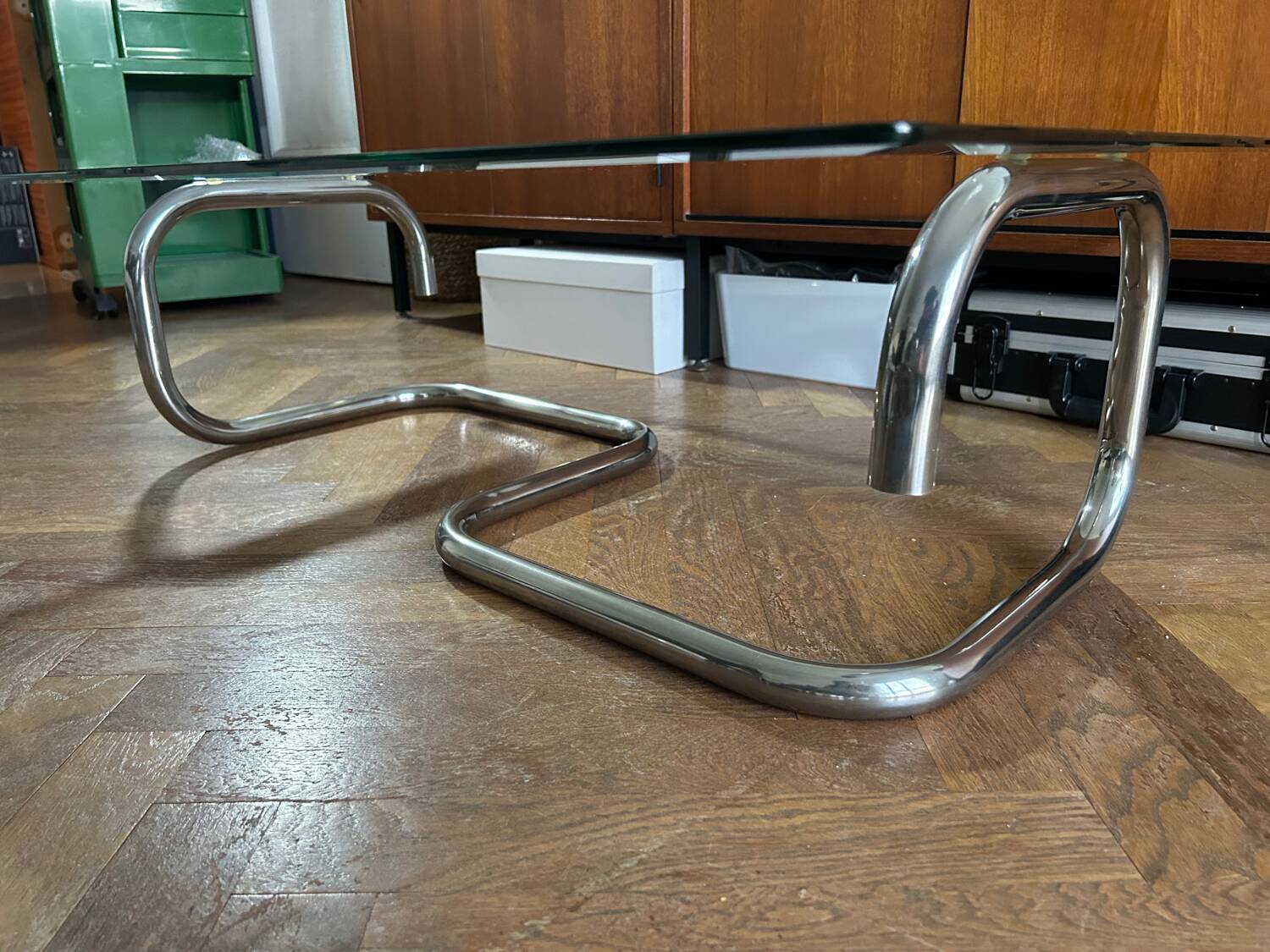 1970s design coffee table in rectangular glass with chrome legs