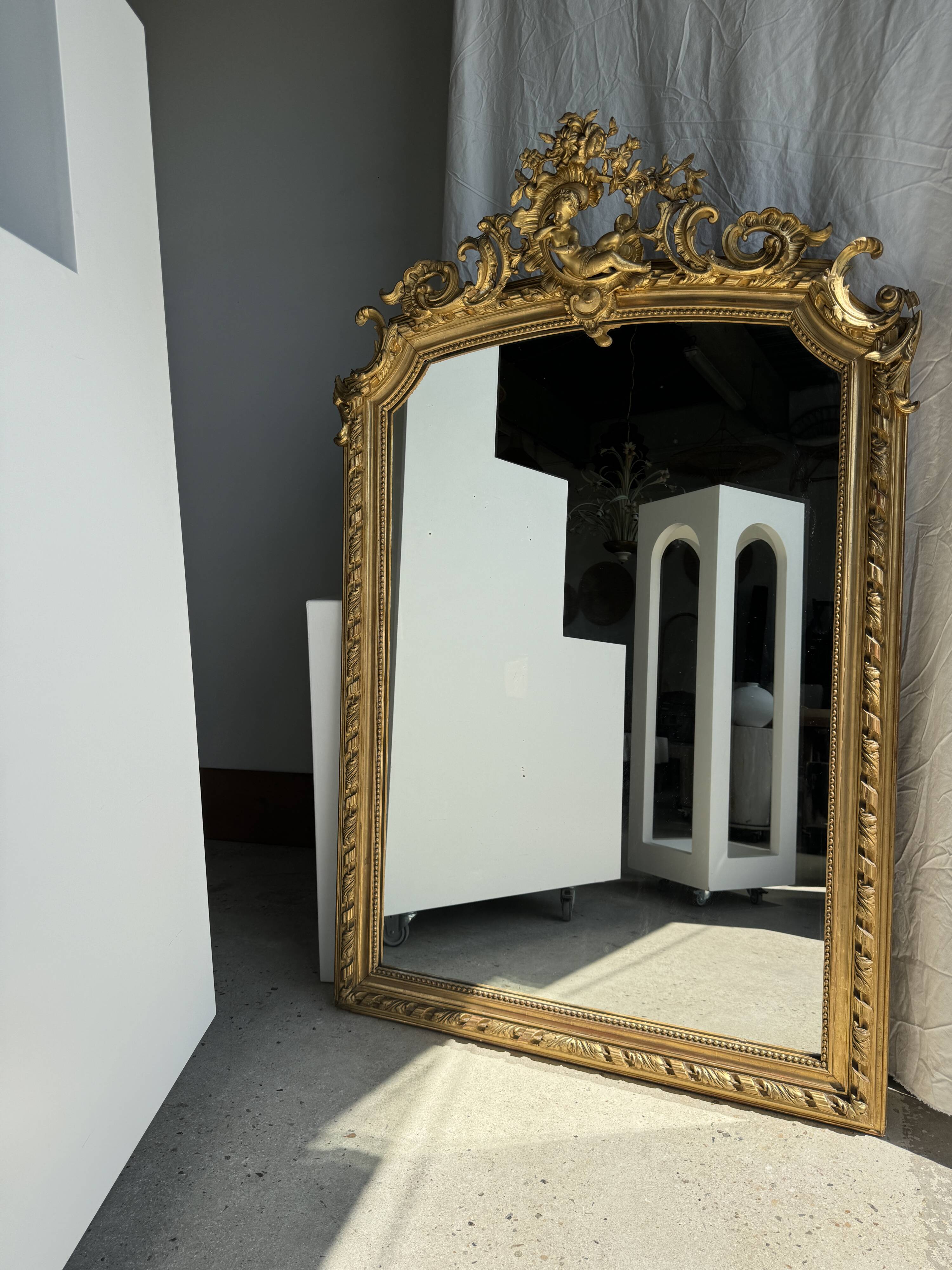 Large gilded mirror with acanthus leaf pediment H150 L98