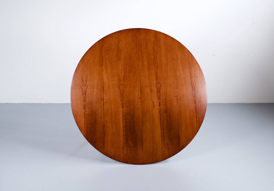 Round dining table assigned to ignazio gardella 1960 azucena publisher