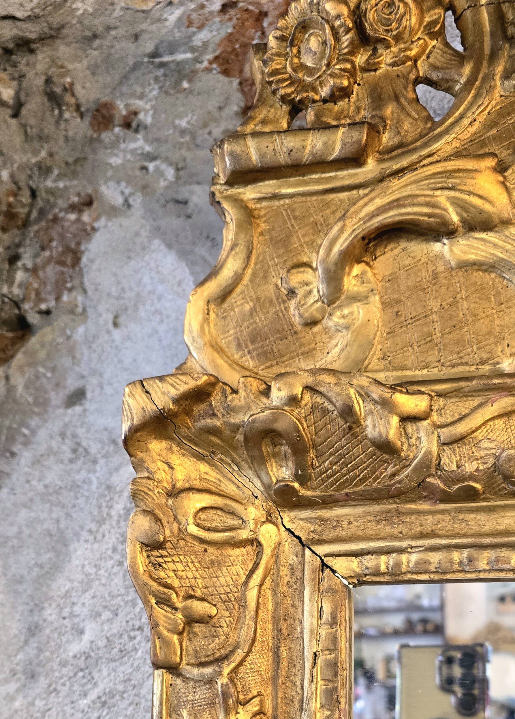 Miroir d’époque Régence à fronton en bois sculpté et doré  – XVIIIe